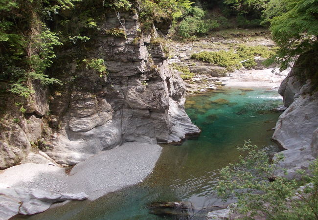 清流と岩の織りなす美しさ