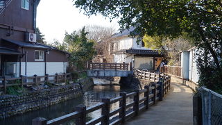 国道沿いにも白壁が並びます