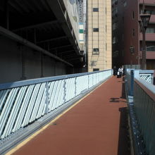 神田ふれあい橋です。左は、新幹線の橋です。人のみが通れます。