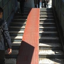 新幹線の建設用の橋でしたので、階段の高さも低く、安全性第一