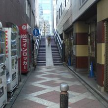 神田ふれあい橋の佐久間町側の入口です。生活のための橋です。