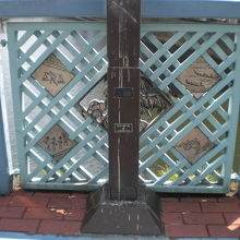 ふれあい橋の中間には、神田川の風物詩の絵が掲げられています。