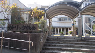 グランドプリンスホテル新高輪の道を挟んであります。