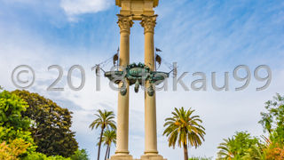 かなり背の高いモニュメントなので遠くからでも良く見えます。