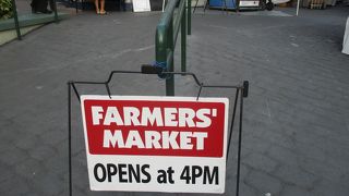 キングスビレッジファーマーズマーケットは ワイキキで夕方開催されていました。