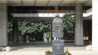 １９６９年に建設されたハワイ州の政治の中心です。ハワイ州会議事堂ですが、ハワイ州知事執務室、副知事執務室もあるので「ハワイ州政府ビル」と紹介されています。 
