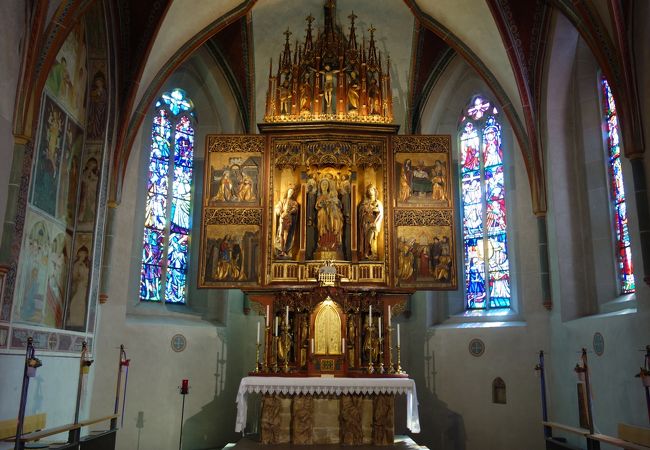 ドルフ広場にある教会。ゼーフェルトの象徴です。