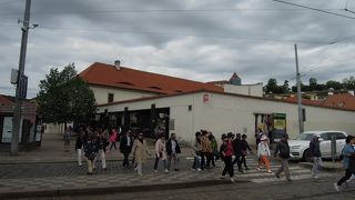 プラハ城へはここから登山ではなくトラム乗換が便利