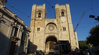 トラムと大聖堂を一緒に撮る