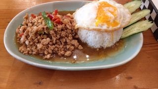 活気あるタイ料理屋