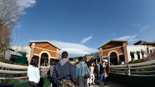 橋を渡ったすぐそこのスポーツショップ