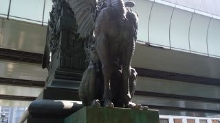 翼を広げた勇ましい姿