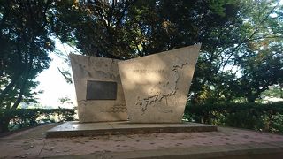 芝公園の古墳を登った上にあります