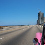 海沿いの広い道路