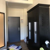 クローゼット、冷蔵庫、テレビ、机、いす　あり