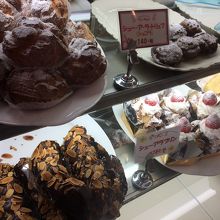 エクレアも美味しいです。