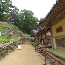 右の建物内に八万大蔵経板があります