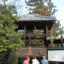 最初の石段は鐘楼までです。