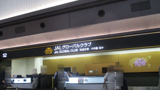 エスカレータで上がって最短の場所にあります。