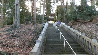 膝・足首の準備体操後、総門（山門）から入る