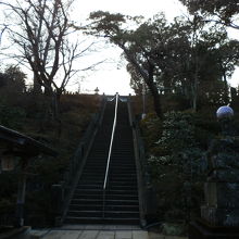 次の石段が水屋から霊符堂までです。