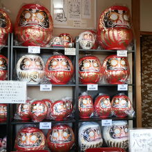 色々な大きさの達磨を販売しています。