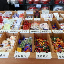 売っている物はカラフルな色ばかりです。