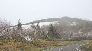 ５月下旬は、道路横に雪が残っていました。