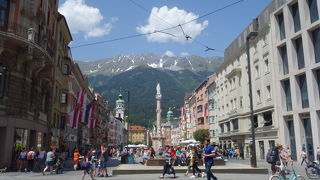 インスブルックのメインストリート。南に凱旋門。北に黄金の小屋根があります。