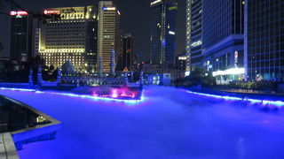 夜になるとライトアップされます