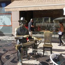 隣の椅子に座れます。