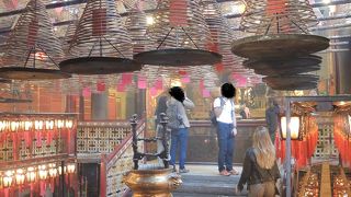 文武帝と関羽、釣鐘状の渦巻き線香。