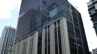 日本橋三井タワーの向かいです
