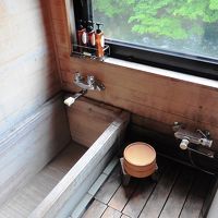 客室のヒノキ風呂