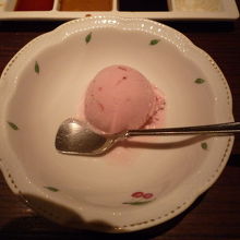 デザートのアイスクリーム