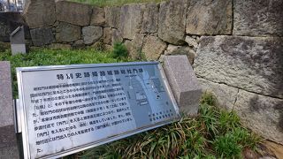 こんなに天守から距離があるのに、ここにも門があった