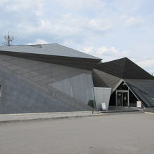 変わった形の建物です。