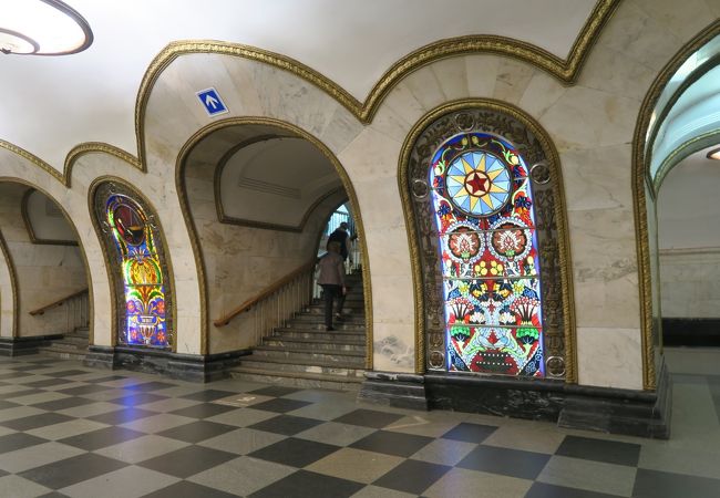 ステンドグラスのメトロ駅