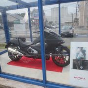 駅前に展示してあるバイクがかっこいい