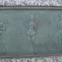 ラジオ体操の動きの図です。９コマ中の中間の３コマです。