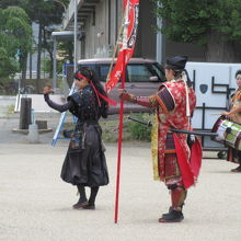 武士の恰好をしたパフォーマー