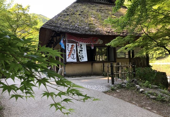 茅葺屋根の和風茶屋