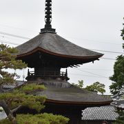 重要文化財の多宝塔が見もの、前田利家の菩提寺