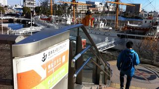 海と船が見えて　風のきもちい　公園です。