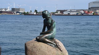 人魚姫は小さかったけど悲しそうな姿が印象的だった。「世界三大がっかり」の１つと言われる理由はもしかして人混み？