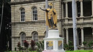 カメハメハ大王は、ハワイ王国を建国した王で、左手に平和の象徴となる槍を持ち、右手はハワイの繁栄を表し掲げられています。