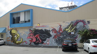 ウォール・ペインティングのフォトジェニックな風景が見られるということで人気のカカアコ地区です。