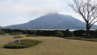 島津家の別邸、錦江湾や桜島を借景にした雄大な景色の庭園