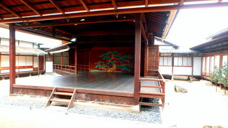 ごく稀に一般公開。日時は「後楽園　能舞台　公開」で検索を。