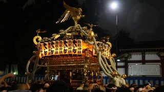 大勢の担ぎ手が神輿の周囲に群がって